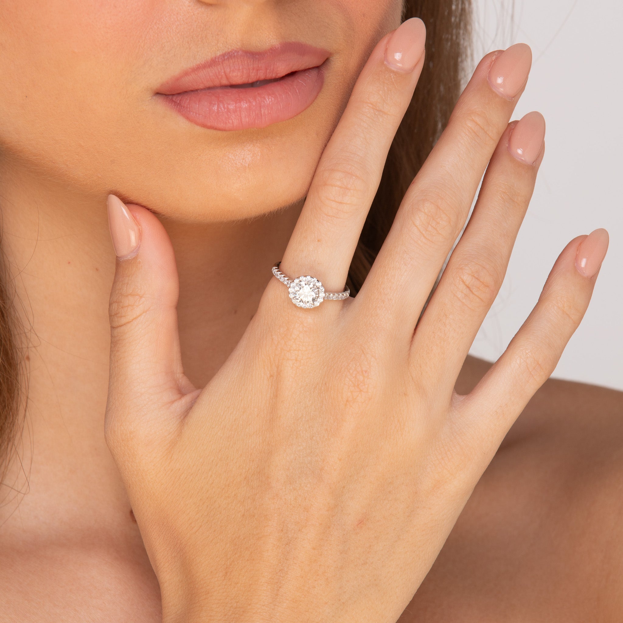 The Ariana - Women's 1.0 crt Moissanite Diamond Ring